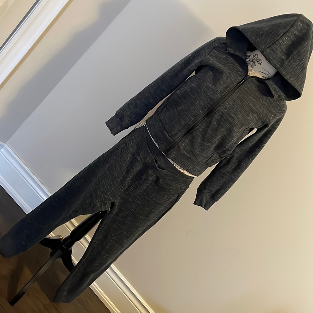 Uniqlo unisex 2 pc jogging set sz 12 excellent quality and gently used